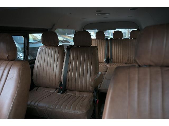 ハイエースワゴン ＧＬ　新車未登録／１０人乗り／３ナンバー／ベッドキット４ブラウン仕様／クリムソンディーンクロスカントリー　ホワイトリボンセット／ＲＩＶＡＩ　コーナーレンズカバー／ＣＬＡＳＳＩＣ　テールランプ／シートカバー（4枚目）