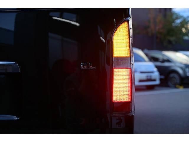 ハイエースワゴン ＧＬ　新車未登録／１０人乗り／３ナンバー／ベッドキット４ブラウン仕様／クリムソンディーンクロスカントリー　ホワイトリボンセット／ＲＩＶＡＩ　コーナーレンズカバー／ＣＬＡＳＳＩＣ　テールランプ／シートカバー（32枚目）