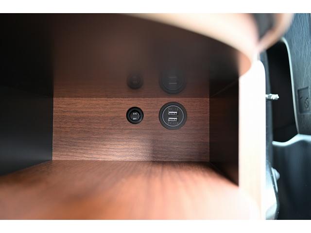 ハイエースワゴン ＧＬ　新車未登録／１０人乗り／３ナンバー／ベッドキット４ブラウン仕様／クリムソンディーンクロスカントリー　ホワイトリボンセット／ＲＩＶＡＩ　コーナーレンズカバー／ＣＬＡＳＳＩＣ　テールランプ／シートカバー（48枚目）