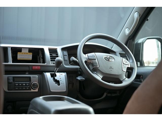 ハイエースワゴン ＧＬ　新車未登録／１０人乗り／３ナンバー／ベッドキット４ブラウン仕様／クリムソンディーンクロスカントリー　ホワイトリボンセット／ＲＩＶＡＩ　コーナーレンズカバー／ＣＬＡＳＳＩＣ　テールランプ／シートカバー（53枚目）