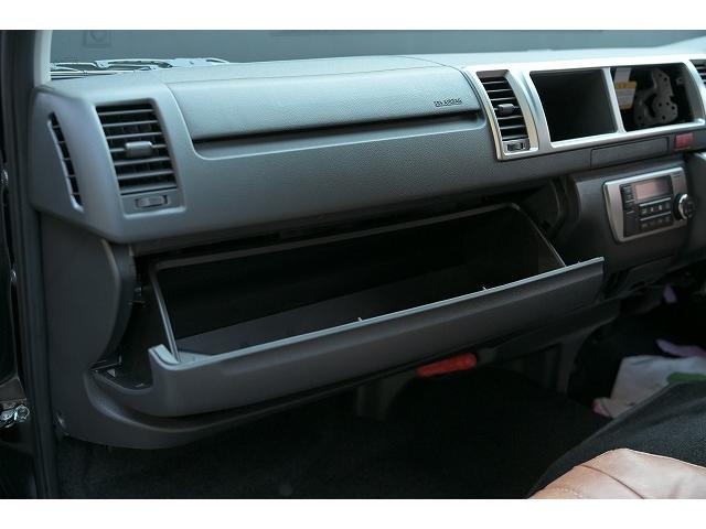 ハイエースワゴン ＧＬ　新車未登録／１０人乗り／３ナンバー／ベッドキット４ブラウン仕様／クリムソンディーンクロスカントリー　ホワイトリボンセット／ＲＩＶＡＩ　コーナーレンズカバー／ＣＬＡＳＳＩＣ　テールランプ／シートカバー（57枚目）