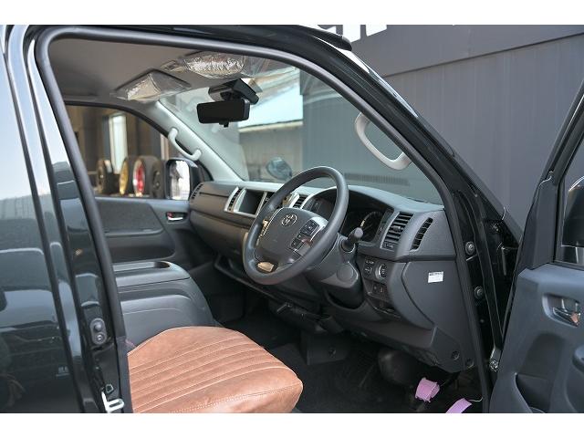 ハイエースワゴン ＧＬ　新車未登録／１０人乗り／３ナンバー／ベッドキット４ブラウン仕様／クリムソンディーンクロスカントリー　ホワイトリボンセット／ＲＩＶＡＩ　コーナーレンズカバー／ＣＬＡＳＳＩＣ　テールランプ／シートカバー（61枚目）