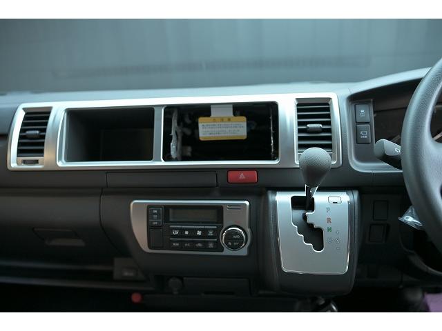 ハイエースワゴン ＧＬ　新車未登録／１０人乗り／３ナンバー／ベッドキット４ブラウン仕様／クリムソンディーンクロスカントリー　ホワイトリボンセット／ＲＩＶＡＩ　コーナーレンズカバー／ＣＬＡＳＳＩＣ　テールランプ／シートカバー（62枚目）