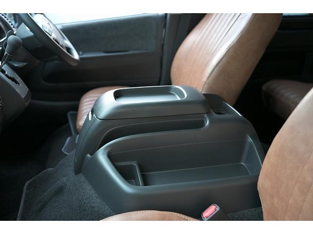 ハイエースワゴン ＧＬ　新車未登録／１０人乗り／３ナンバー／ベッドキット４ブラウン仕様／クリムソンディーンクロスカントリー　ホワイトリボンセット／ＲＩＶＡＩ　コーナーレンズカバー／ＣＬＡＳＳＩＣ　テールランプ／シートカバー（78枚目）