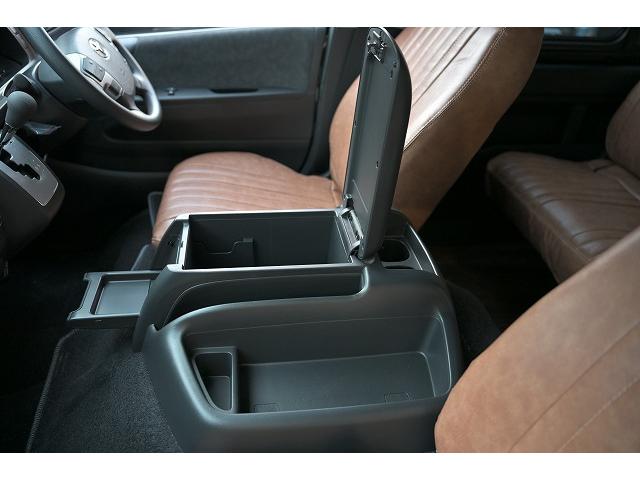 ハイエースワゴン ＧＬ　新車未登録／１０人乗り／３ナンバー／ベッドキット４ブラウン仕様／クリムソンディーンクロスカントリー　ホワイトリボンセット／ＲＩＶＡＩ　コーナーレンズカバー／ＣＬＡＳＳＩＣ　テールランプ／シートカバー（79枚目）