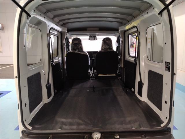 ハイゼットカーゴ ＤＸ　サポカーＳワイド適合　オーディオ　エアコン　アクセサリーソケット　コーナーセンサー　アイドリングストップ　光軸調整ダイヤル　横滑り防止機能　誤発進抑制機能　パワーウインドウ　キーレス（11枚目）