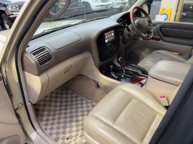 ランドクルーザー１００ ＶＸリミテッド　Ｇセレクション　丸目仕様／ベージュ全塗装／ＴＯＹＯＴＡロゴグリル／マルチレス／センターデフロック／メモリーナビ／バックカメラ／Ｂｌｕｅｔｏｏｔｈ接続／ドラレコ／サンルーフ／シートヒーター／パワーシート／クーラーＢＯＸ（30枚目）