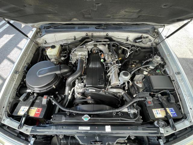 ランドクルーザー１００ ＶＸリミテッド　ユーザー買取車／ＮＯＸ適合済み／最終型／マルチレス／タイベル交換済み／フルノーマル／ＴＯＹＯオプカンＡＴタイヤ／純正１７ＡＷ／社外ＳＤナビ・フルセグＴＶ／バックカメラ／センターデフロック付き（18枚目）