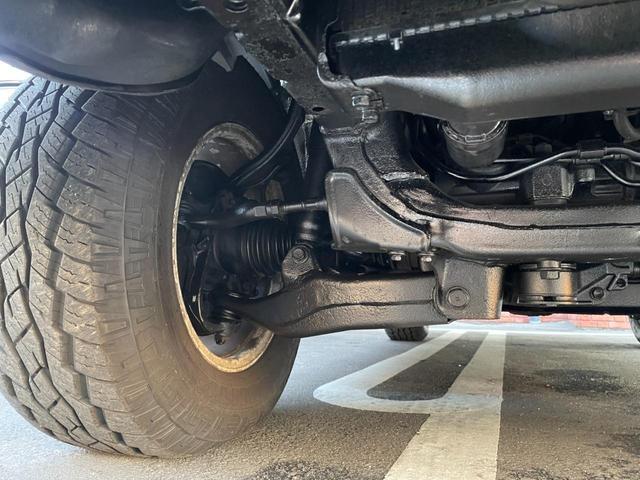 ランドクルーザー１００ ＶＸリミテッド　ユーザー買取車／ＮＯＸ適合済み／最終型／マルチレス／タイベル交換済み／フルノーマル／ＴＯＹＯオプカンＡＴタイヤ／純正１７ＡＷ／社外ＳＤナビ・フルセグＴＶ／バックカメラ／センターデフロック付き（23枚目）