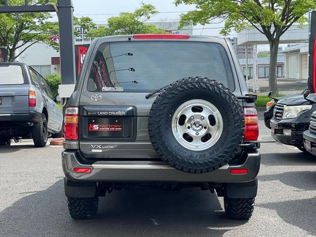 ランドクルーザー１００ ＶＸリミテッド　新品ジオランダーＭＴタイヤ／新品ＭＬＪエクストリームＪＤスロット１６ＡＷ／新品ウッドステアリング／新品シフトノブ／リアデフロック付き／４速ＡＴ／ディーゼルターボ／クールＢＯＸ／シートヒーター／ＡＨＣ付（6枚目）