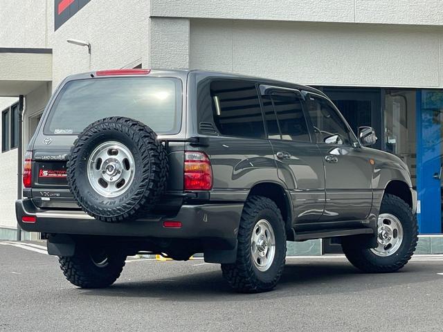 ランドクルーザー１００ ＶＸリミテッド　新品ジオランダーＭＴタイヤ／新品ＭＬＪエクストリームＪＤスロット１６ＡＷ／新品ウッドステアリング／新品シフトノブ／リアデフロック付き／４速ＡＴ／ディーゼルターボ／クールＢＯＸ／シートヒーター／ＡＨＣ付（8枚目）