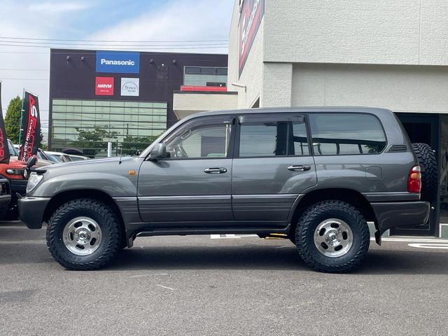 ランドクルーザー１００ ＶＸリミテッド　新品ジオランダーＭＴタイヤ／新品ＭＬＪエクストリームＪＤスロット１６ＡＷ／新品ウッドステアリング／新品シフトノブ／リアデフロック付き／４速ＡＴ／ディーゼルターボ／クールＢＯＸ／シートヒーター／ＡＨＣ付（9枚目）