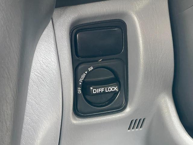 ランドクルーザー１００ ＶＸリミテッド　新品ジオランダーＭＴタイヤ／新品ＭＬＪエクストリームＪＤスロット１６ＡＷ／新品ウッドステアリング／新品シフトノブ／リアデフロック付き／４速ＡＴ／ディーゼルターボ／クールＢＯＸ／シートヒーター／ＡＨＣ付（18枚目）