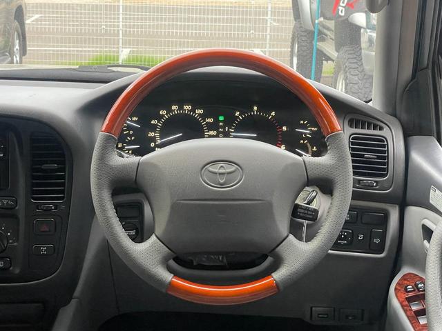 ランドクルーザー１００ ＶＸリミテッド　新品ジオランダーＭＴタイヤ／新品ＭＬＪエクストリームＪＤスロット１６ＡＷ／新品ウッドステアリング／新品シフトノブ／リアデフロック付き／４速ＡＴ／ディーゼルターボ／クールＢＯＸ／シートヒーター／ＡＨＣ付（23枚目）
