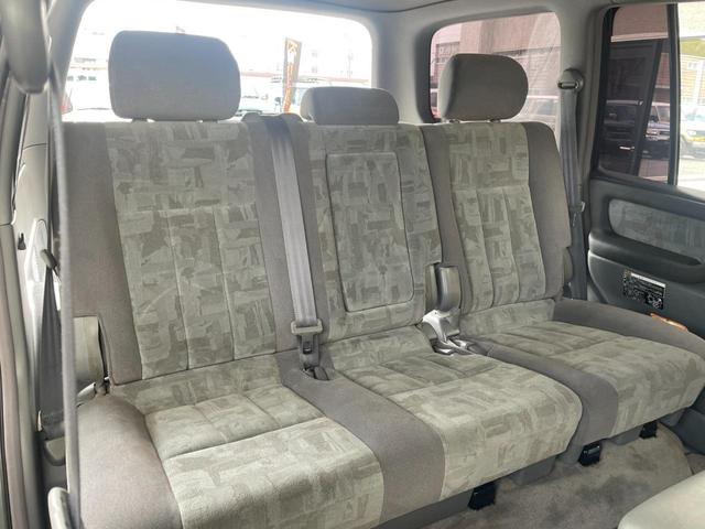 ランドクルーザー１００ ＶＸリミテッド　新品ジオランダーＭＴタイヤ／新品ＭＬＪエクストリームＪＤスロット１６ＡＷ／新品ウッドステアリング／新品シフトノブ／リアデフロック付き／４速ＡＴ／ディーゼルターボ／クールＢＯＸ／シートヒーター／ＡＨＣ付（28枚目）