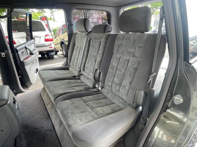 ランドクルーザー１００ ＶＸリミテッド　新品ジオランダーＭＴタイヤ／新品ＭＬＪエクストリームＪＤスロット１６ＡＷ／新品ウッドステアリング／新品シフトノブ／リアデフロック付き／４速ＡＴ／ディーゼルターボ／クールＢＯＸ／シートヒーター／ＡＨＣ付（30枚目）