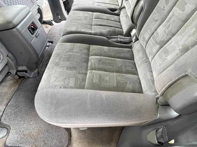 ランドクルーザー１００ ＶＸリミテッド　新品ジオランダーＭＴタイヤ／新品ＭＬＪエクストリームＪＤスロット１６ＡＷ／新品ウッドステアリング／新品シフトノブ／リアデフロック付き／４速ＡＴ／ディーゼルターボ／クールＢＯＸ／シートヒーター／ＡＨＣ付（31枚目）