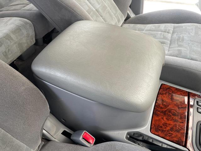 ランドクルーザー１００ ＶＸリミテッド　新品ジオランダーＭＴタイヤ／新品ＭＬＪエクストリームＪＤスロット１６ＡＷ／新品ウッドステアリング／新品シフトノブ／リアデフロック付き／４速ＡＴ／ディーゼルターボ／クールＢＯＸ／シートヒーター／ＡＨＣ付（35枚目）