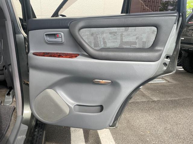 ランドクルーザー１００ ＶＸリミテッド　新品ジオランダーＭＴタイヤ／新品ＭＬＪエクストリームＪＤスロット１６ＡＷ／新品ウッドステアリング／新品シフトノブ／リアデフロック付き／４速ＡＴ／ディーゼルターボ／クールＢＯＸ／シートヒーター／ＡＨＣ付（44枚目）