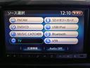 Ｔ　ＥＴＣ　ナビ　ＴＶ　ＨＩＤ　スマートキー　電動格納ミラー　ベンチシート　ＣＶＴ　盗難防止システム　ＡＢＳ　ＣＤ　ＤＶＤ再生　ＵＳＢ　Ｂｌｕｅｔｏｏｔｈ　アルミホイール　衝突安全ボディ　エアコン（9枚目）