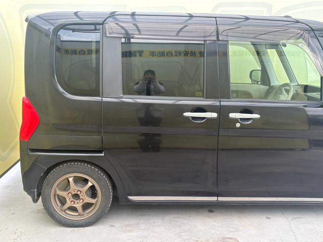 タント L 社外アルミホイール スタッドレスタイヤ ローダウン 両側スライドドア フルフラットシート CD AM FM エアバック 助手席エアバック 運転席エアバック パワーステアリング パワーウィンドウ(11枚目)