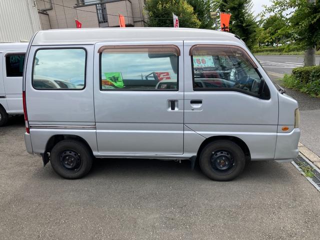 サンバーバン ＶＣ　パートタイム４ＷＤ・４気筒エンジン・５スピード・フル装備（ＰＷフロントのみ）・最大積載量３５０ｋｇ・４ナンバー貨物・事業用黒ナンバー登録可・メッキフロントグリル＆リヤガーニッシュ（10枚目）