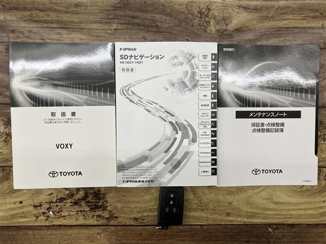 ヴォクシー ZS 煌III プリクラッシュ スマートキ アイスト DVD再生機能 横滑り防止装置 ナビTV アルミ 三列シート WAC 盗難防止 オートエアコン キーレス ETC装備 パワステ メモリナビ クルコン ABS(20枚目)