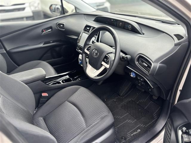 プリウス Ａ　ＰＣＳ　フルセグＴＶ　ＡＣ１００Ｖ電源　ＬＥＤランプ　ドライブレコーダー　ＤＶＤ再生可能　４ＷＤ　オートエアコン　ＥＴＣ付　ミュージックプレイヤー接続可　盗難防止システム　ナビ＆ＴＶ　スマートキー（6枚目）