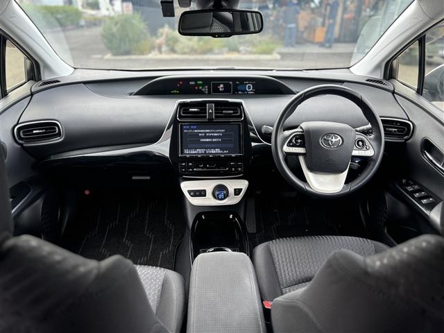 プリウス Ａ　ＰＣＳ　フルセグＴＶ　ＡＣ１００Ｖ電源　ＬＥＤランプ　ドライブレコーダー　ＤＶＤ再生可能　４ＷＤ　オートエアコン　ＥＴＣ付　ミュージックプレイヤー接続可　盗難防止システム　ナビ＆ＴＶ　スマートキー（8枚目）