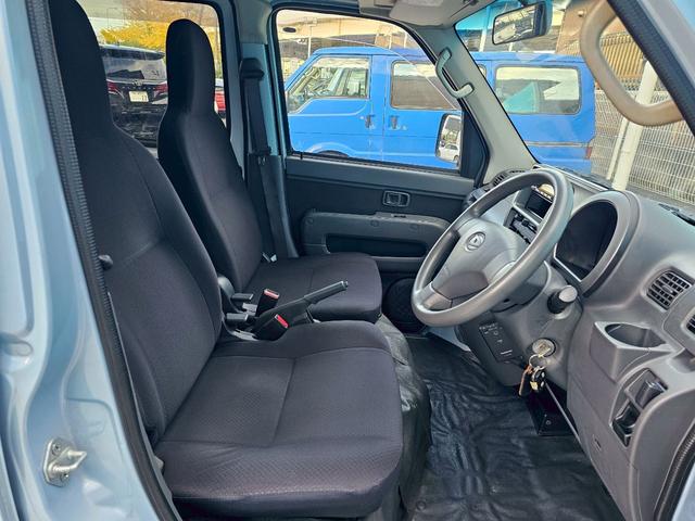 ハイゼットカーゴ デラックスリミテッド　ＫＥＮＷＯＯＤオーディオ・システムバー・ＥＴＣ・キーレス・ＡＢＳ・前席パワーウィンドウ・ＪＯＫＥＲ１３インチアルミホイール（5枚目）