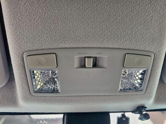 プレマシー ２０Ｚ　社外ナビ・バックモニター・Ｂｌｕｅｔｏｏｔｈ接続・両側電動スライドドア・ＥＴＣ・ＴＶ・電動格納ミラー・オートライト・オートエアコン・純正１７インチアルミホイール（24枚目）