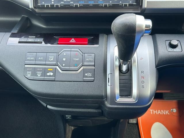 ステップワゴンスパーダ Ｓ　ＥＴＣ　バックカメラ　ＴＶ　両側電動スライドドア　オートライト　ＨＩＤ　スマートキー　アイドリングストップ　３列シート　ＣＶＴ　アルミホイール　盗難防止システム　衝突安全ボディ　ＡＢＳ　ＥＳＣ（30枚目）