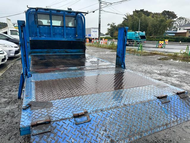 デュトロ Ｗキャブ　車検Ｒ８年５月１日　６人乗り　５速ＭＴ　極東パワーゲート　積載量　２０００ｋｇ（12枚目）