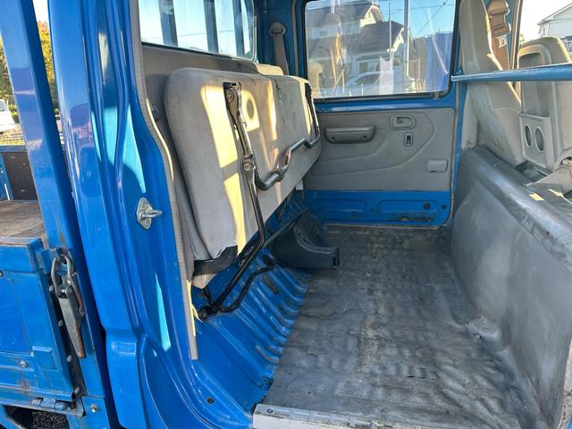 デュトロ Ｗキャブ　車検Ｒ８年５月１日　６人乗り　５速ＭＴ　極東パワーゲート　積載量　２０００ｋｇ（22枚目）