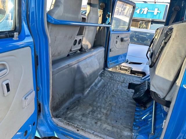 デュトロ Ｗキャブ　車検Ｒ８年５月１日　６人乗り　５速ＭＴ　極東パワーゲート　積載量　２０００ｋｇ（25枚目）