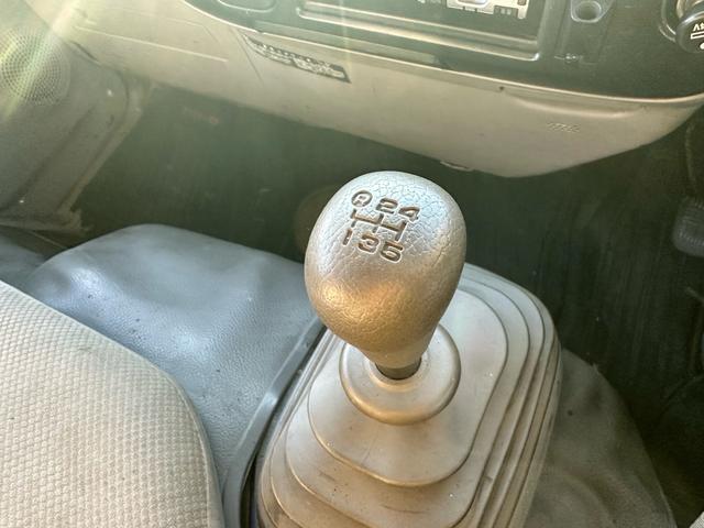 デュトロ Ｗキャブ　車検Ｒ８年５月１日　６人乗り　５速ＭＴ　極東パワーゲート　積載量　２０００ｋｇ（32枚目）