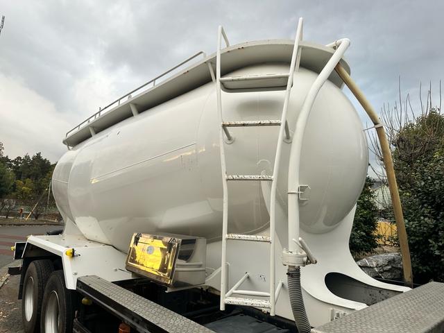 プロフィア 　粉粒体運搬車　極東開発ジェットパック　パラセメント車　ＪＡ１３－１５Ｃ－Ｓ　タンク容量１１．８？　積載量１１６００ｋｇ　マンホール２ヶ所　カラーバックカメラ　ＥＴＣ（8枚目）