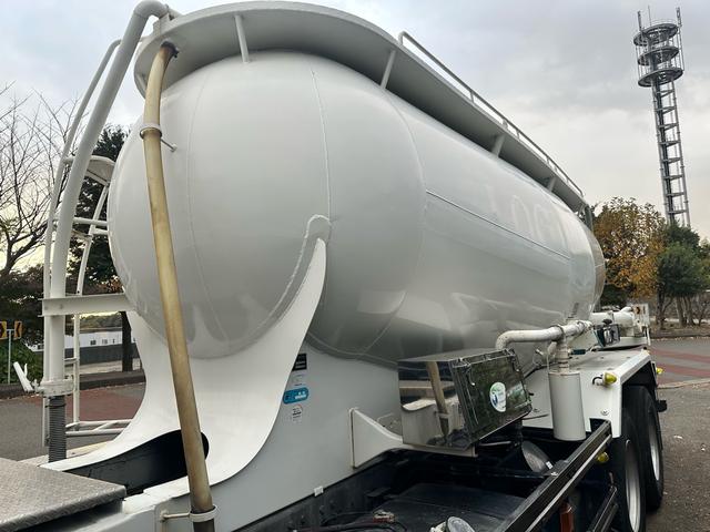 プロフィア 　粉粒体運搬車　極東開発ジェットパック　パラセメント車　ＪＡ１３－１５Ｃ－Ｓ　タンク容量１１．８？　積載量１１６００ｋｇ　マンホール２ヶ所　カラーバックカメラ　ＥＴＣ（9枚目）