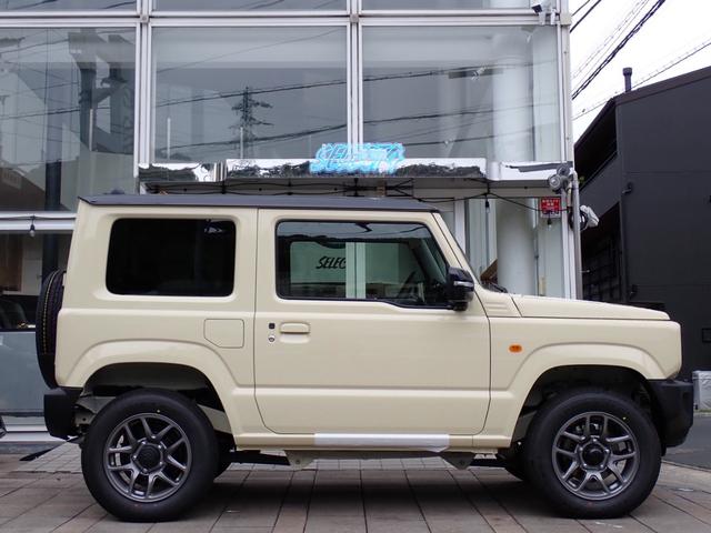 ジムニー ＸＣ　届出済未使用車　シフォンアイボリーメタリックブラックルーフ　セーフティサポート　クルーズコントロール　コーナーセンサー　シートヒーター　ＬＥＤヘッドライト　アイドリングストップ　ターボ　スマートキー（4枚目）