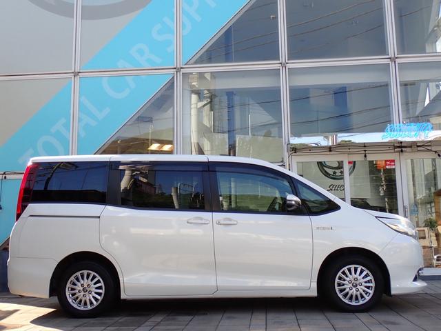 ノア ハイブリッドＧ　両側パワースライドドア　社外ナビ　ＴＶ　バックモニター　ＥＴＣ　クルーズコントロール　置くだけ充電　シートヒーター　スマートエントリー　ｂＢｌｕｅｔｏｏｔｈ　ＬＥＤヘッドライト　ステアリングスイッチ（4枚目）