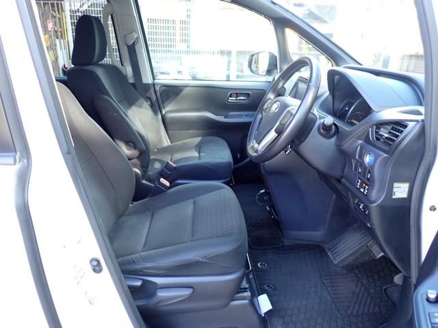 ノア ハイブリッドＧ　両側パワースライドドア　社外ナビ　ＴＶ　バックモニター　ＥＴＣ　クルーズコントロール　置くだけ充電　シートヒーター　スマートエントリー　ｂＢｌｕｅｔｏｏｔｈ　ＬＥＤヘッドライト　ステアリングスイッチ（11枚目）