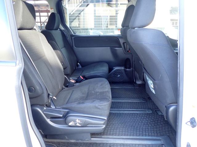 ノア ハイブリッドＧ　両側パワースライドドア　社外ナビ　ＴＶ　バックモニター　ＥＴＣ　クルーズコントロール　置くだけ充電　シートヒーター　スマートエントリー　ｂＢｌｕｅｔｏｏｔｈ　ＬＥＤヘッドライト　ステアリングスイッチ（13枚目）