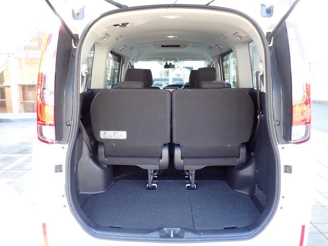 ノア ハイブリッドＧ　両側パワースライドドア　社外ナビ　ＴＶ　バックモニター　ＥＴＣ　クルーズコントロール　置くだけ充電　シートヒーター　スマートエントリー　ｂＢｌｕｅｔｏｏｔｈ　ＬＥＤヘッドライト　ステアリングスイッチ（15枚目）
