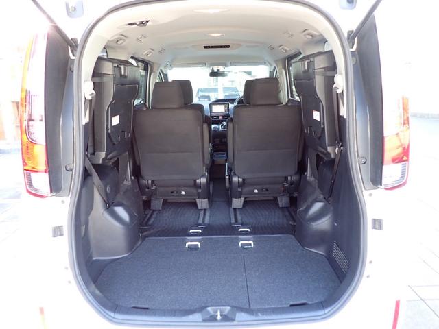 ノア ハイブリッドＧ　両側パワースライドドア　社外ナビ　ＴＶ　バックモニター　ＥＴＣ　クルーズコントロール　置くだけ充電　シートヒーター　スマートエントリー　ｂＢｌｕｅｔｏｏｔｈ　ＬＥＤヘッドライト　ステアリングスイッチ（16枚目）