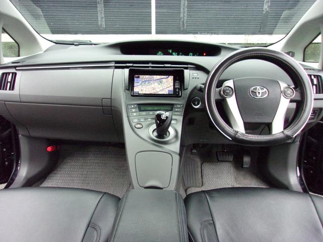 プリウス Sツーリングセレクション プッシュスタート 社外ナビ・TV バックカメラ ETC Bluetooth ステアリングスイッチ LEDオートライト 皮調シートカバー ローダウン 純正17インチAW スマートキー 車検令和8年3月(4枚目)