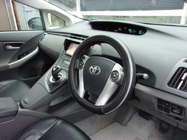 プリウス Sツーリングセレクション プッシュスタート 社外ナビ・TV バックカメラ ETC Bluetooth ステアリングスイッチ LEDオートライト 皮調シートカバー ローダウン 純正17インチAW スマートキー 車検令和8年3月(5枚目)