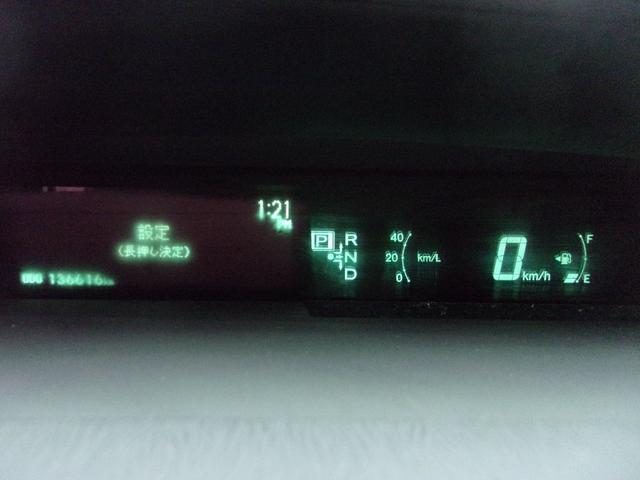 プリウス Sツーリングセレクション プッシュスタート 社外ナビ・TV バックカメラ ETC Bluetooth ステアリングスイッチ LEDオートライト 皮調シートカバー ローダウン 純正17インチAW スマートキー 車検令和8年3月(6枚目)