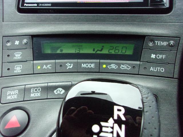 プリウス Sツーリングセレクション プッシュスタート 社外ナビ・TV バックカメラ ETC Bluetooth ステアリングスイッチ LEDオートライト 皮調シートカバー ローダウン 純正17インチAW スマートキー 車検令和8年3月(16枚目)