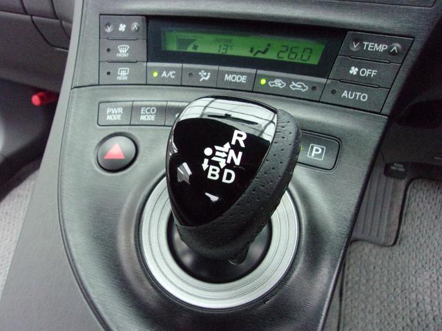 プリウス Sツーリングセレクション プッシュスタート 社外ナビ・TV バックカメラ ETC Bluetooth ステアリングスイッチ LEDオートライト 皮調シートカバー ローダウン 純正17インチAW スマートキー 車検令和8年3月(18枚目)