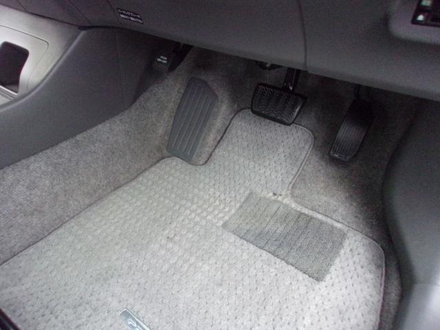 プリウス Sツーリングセレクション プッシュスタート 社外ナビ・TV バックカメラ ETC Bluetooth ステアリングスイッチ LEDオートライト 皮調シートカバー ローダウン 純正17インチAW スマートキー 車検令和8年3月(19枚目)